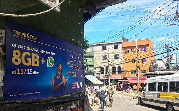 TIM aluga muros de comunidades carentes e ajuda a população do Rio e BH. Confira!