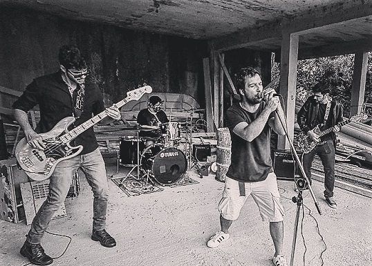 Banda Flake Rock Inc lança o single “Bandeira Preta”, refletindo a polarização política. Ouça já!