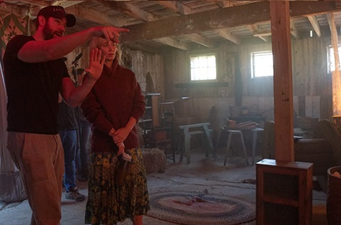 John Krasinski e Emily Blunt no set de filmagens de "Um Lugar Silencioso - Parte II"