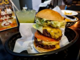 Fábrica 7 Burger, uma surpresa de hambúrgueria em Diadema/SP, com lanches e taças de sobremesa sensacionais!