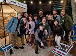 O bar Prosa 270 é um oásis na Vl. Olímpia, atraindo artistas e influenciadores devido a vibe acolhedora e praiana.