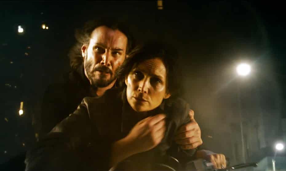 Keanu Reeves e Carrie-Anne Moss durante cena do filme.