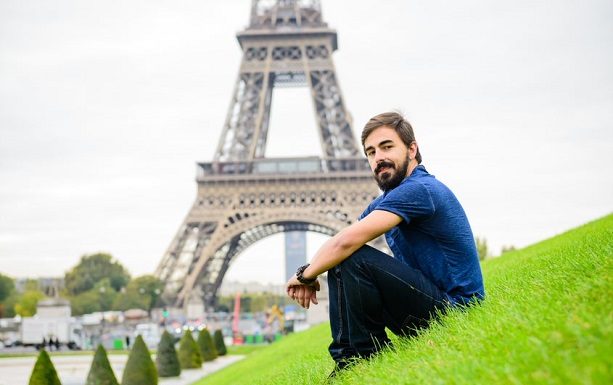 Influenciador Álvaro Fernandes, viajou para mais de 25 países sem falar inglês