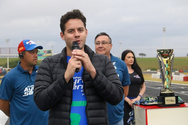 Thiago Pereira falando no microfone