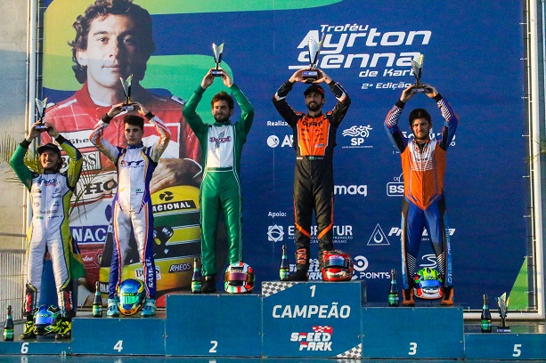 Pilotos levantando os troféus