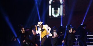 Foto do Rodrigo Teaser fazendo show como Michael Jackson