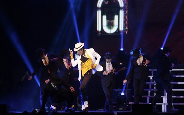 Foto do Rodrigo Teaser fazendo show como Michael Jackson