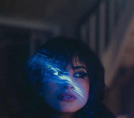 Foto da canto Day com o rosto pouco iluminado