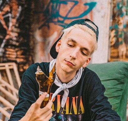 Foto do Zapi segurando um objeto duvidoso