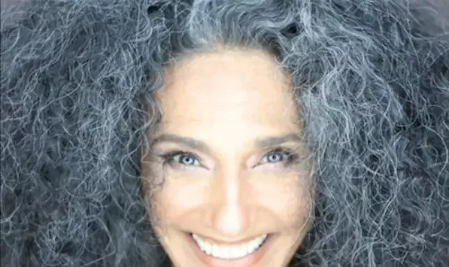 Capa do álbum, com a cara da Badi Assada e o nome "Ilha"