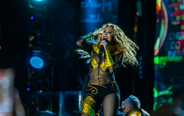 Joelma em cima do palco