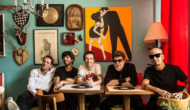 Os Titãs voltam a São Paulo com show de lançamento Os Titãs sentados em uma mesa