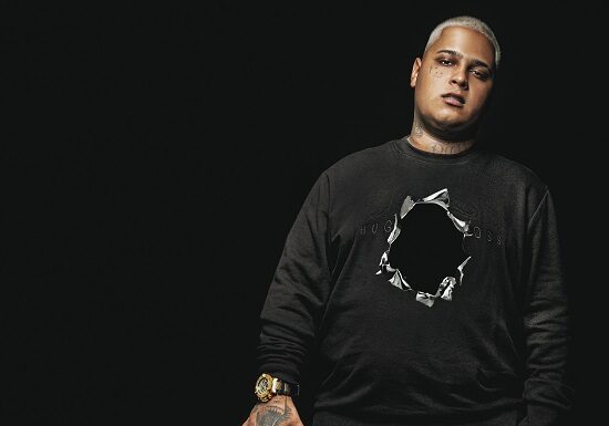 Mc Ryan Sp com um fundo preto