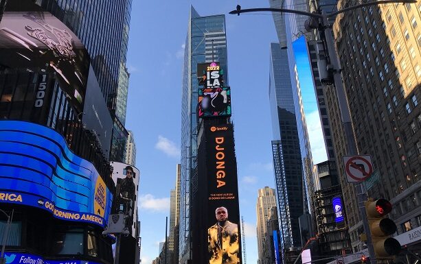 Djonga tem novo álbum estampado na Times Square.