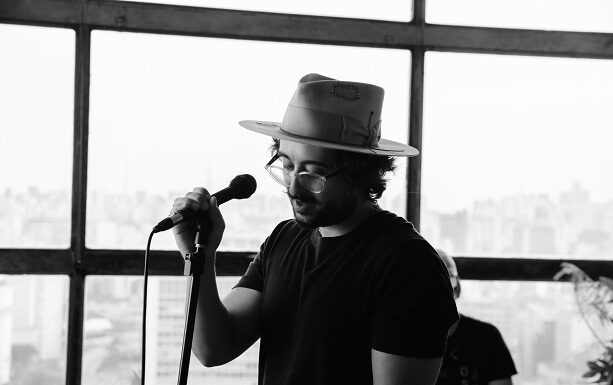 Zeeba lança clipe ao vivo para “Amarelo e Vermelho”