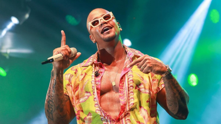 Léo Santana chega com tudo “Êta Novinha” e “Surra de Toma”