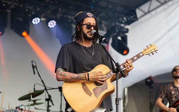 Julies anuncia nova fase sonora em “Lance ou Romance”, com produtores indicados ao Grammy