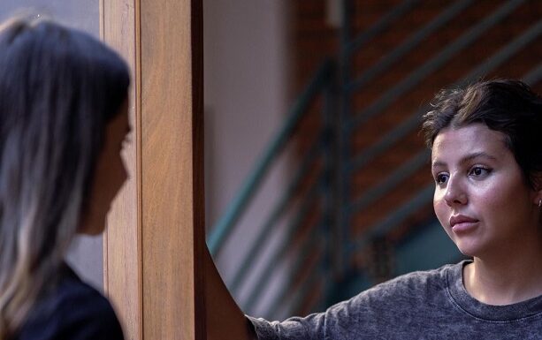 Vic Brow traz algumas questões amorosas em novo lançamento “Fica”