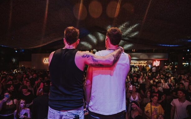 Breno e Caio Cesar incendeiam a Arena XP com show inesquecível.