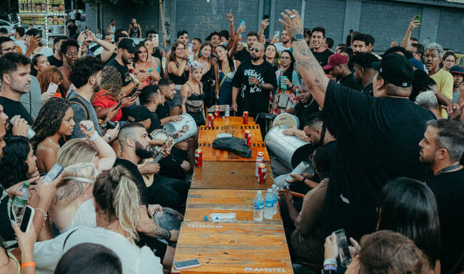 Menos É Mais surpreende fãs cariocas com ônibus balada