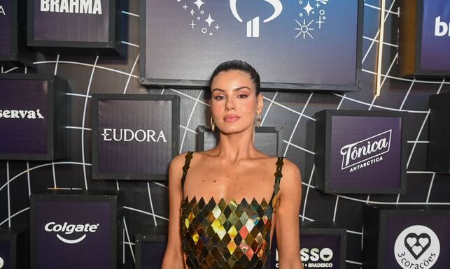 Camila Queiroz brilha no NOSSO Camarote com make da Eudora!