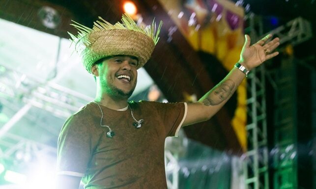 Thiago Aquino e o show sob chuva em Santa Cruz Cabralia!