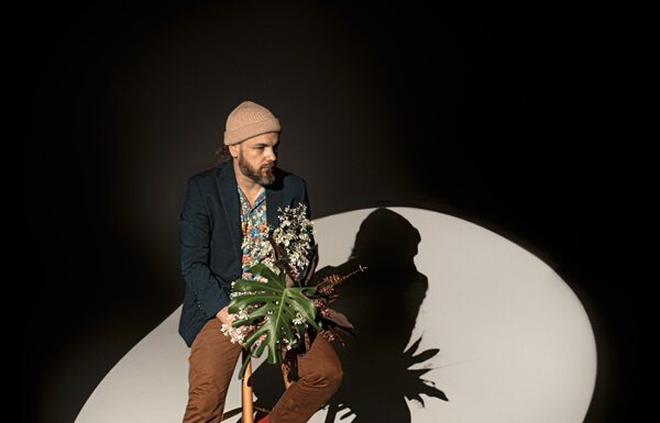 Flávio Delli lança novo doc-clipe “Aquele Inicinho” com beijos às cegas