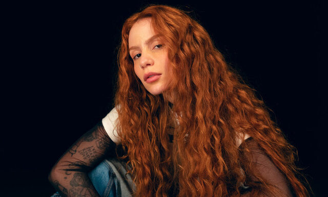 Carol Biazin lança álbum “No Escuro” e clipe de “(Não) Quero Me Apaixonar”