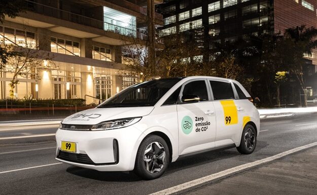 99 e BYD brilham no ELLEoween com o “Yellow Carpet” e carros elétricos!