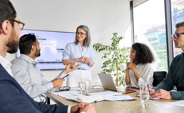 TIM celebra o Mês Internacional das Pessoas Idosas com programa de Inclusão Geracional!