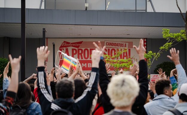 Fãs da Budweiser disputam vaga de “Fã Profissional” em fila épica