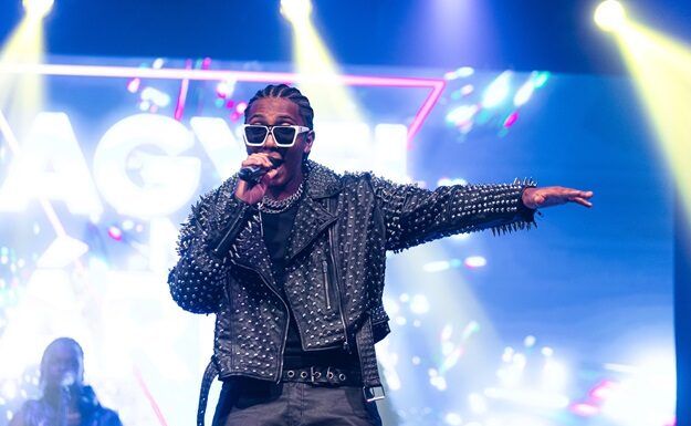 Agyei Augusto brilha no Festeen: estreia em grande festival com show vibrante