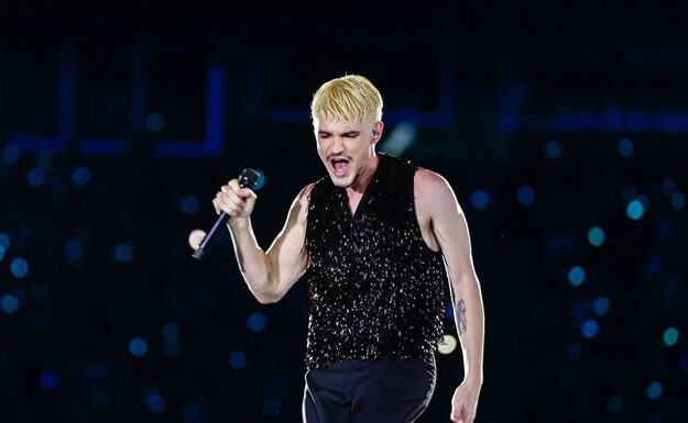 Jão encanta no Lollapalooza com show eletrizante e cover emocionante!