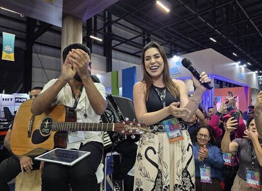 Naiara Azevedo brilha no Pesca & Companhia Trade Show e surpreende fãs com show intimista