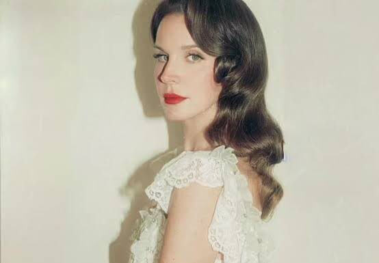 Lana Del Rey lança novo single “Henry, Come On” e anuncia turnê histórica!
