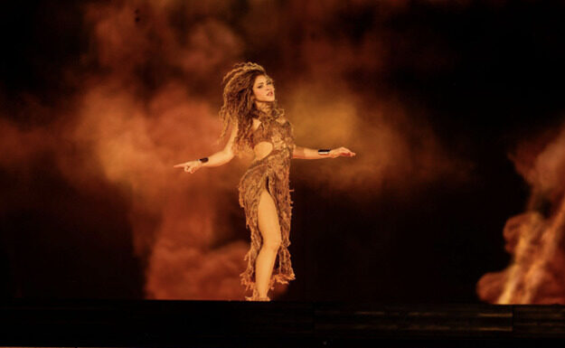 Shakira encerra fase latina da turnê com show esgotado em Medellín e recordes mundiais