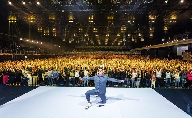 Renato Albani grava  especial “Zona de Conforto” em show histórico em São Paulo!
