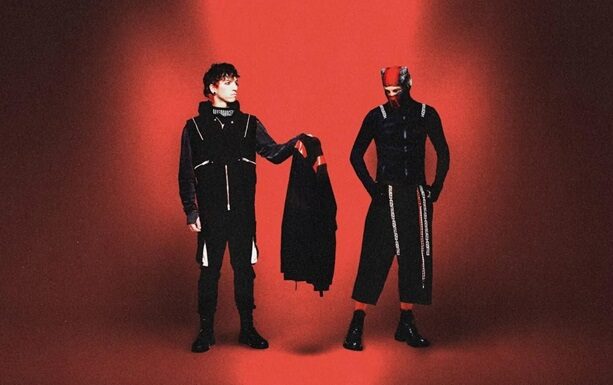 Twenty One Pilots lança “Drum Show” com clipe explosivo
