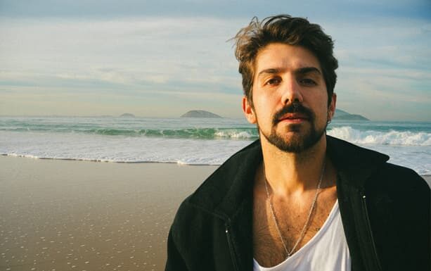 Gabriel Gonti lança clipe “Quero em Dobro” em dia de aniversário