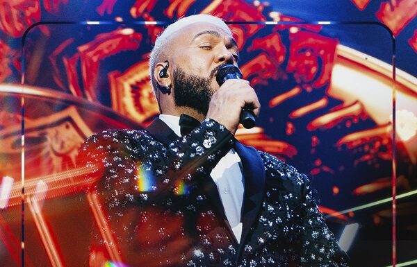 Belo emociona com medley de clássicos em Belo In Concert