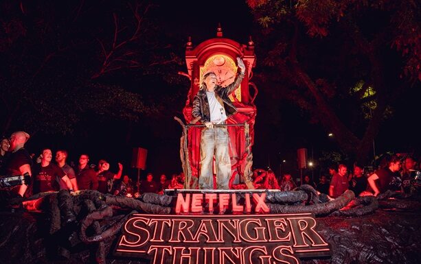 Stranger Things reúne 12 mil fãs na Parada Estranha com Xuxa