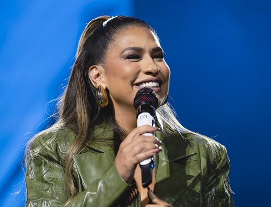 Simone Mendes se apresenta no Villa Country com ingressos esgotados