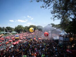 Léo Santana arrasta multidão no Carnaval com o Vem com o Gigante
