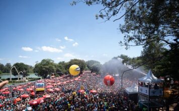 Léo Santana arrasta multidão no Carnaval com o Vem com o Gigante