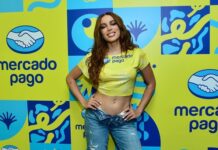 Anitta brilha no Camarote Suspenso da Sapucaí e fecha Carnaval com chave de ouro