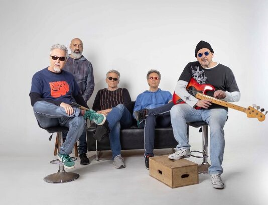 Groover artist: Inimigos do Rei lançam “Medo” e transformam perrengue financeiro em sátira que todo brasileiro vai sentir