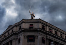 He-Man em SP: Mattel instala para-raios de 6 metros no topo do Shopping Light