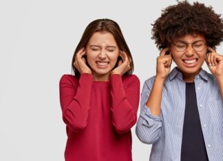 Perda auditiva em jovens cresce com uso de fones