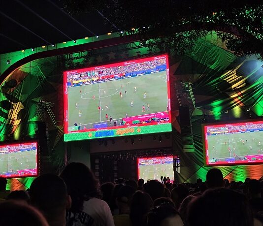 Arena Brasileira entregou tudo no jogo do Brasil! Teve camarote Lenovo, Péricles, Ivete Sangalo e até comemoração de gol ao lado dela. Assista!