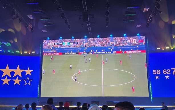 Casa CazéTV em São Paulo entrega experiência imersiva para fãs do futebol, mas exige paciência digna de final de campeonato. Assista!